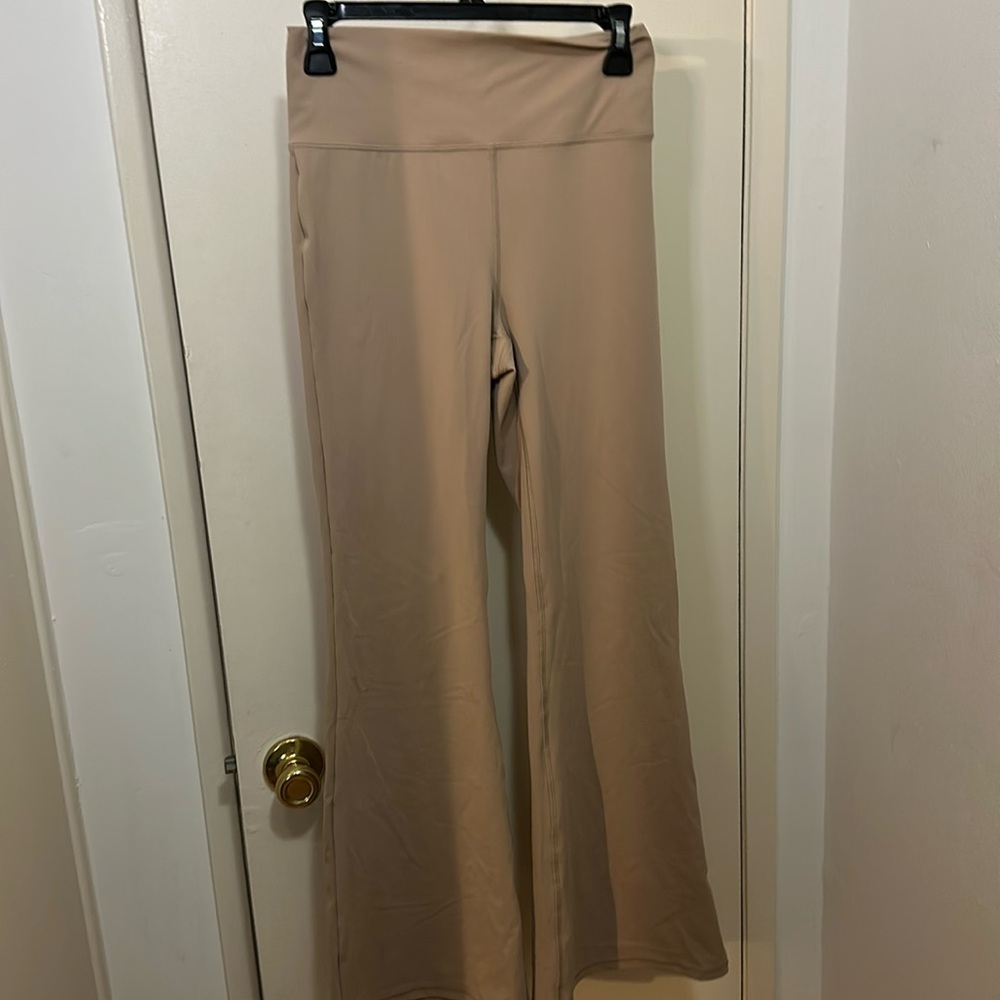Vuori Studio Flare pant in Coconut Women’s Size Medium.